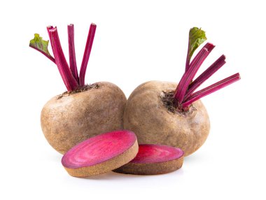 Beyaz arkaplanda yaprakları izole pancar kökü