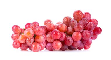  Beyaz arka planda izole edilmiş kırmızı üzüm. tam alan derinliği