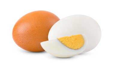 Kaynamış yumurta, beyaz arka planda izole edilmiş.