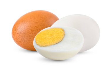 Kaynamış yumurta, beyaz arka planda izole edilmiş.