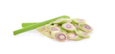 Beyaz arka planda limon otu. tam alan derinliği