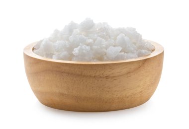 Beyaz arka planda izole edilmiş ahşap kasedeki tuz