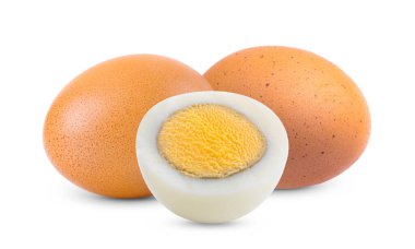 Kaynamış yumurta, beyaz arka planda izole edilmiş.