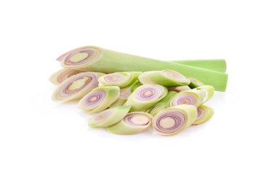 Beyaz arkaplanda taze limon otu izole edildi