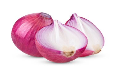 Beyaz arkaplanda kırmızı soğan izole edildi