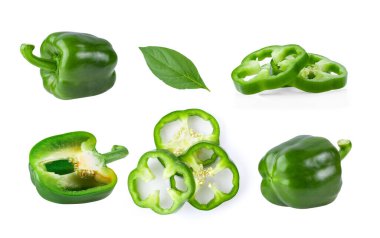Beyaz arkaplanda tam derinlikte yeşil biber seti izole edildi