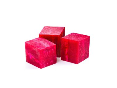 Pancar dilimleri beyaz arkaplanda izole edilmiş.