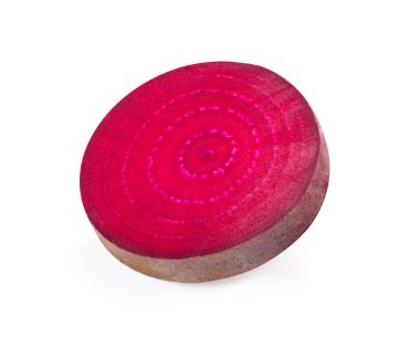 Beyaz arka planda izole edilmiş pancar dilimi. tam alan derinliği