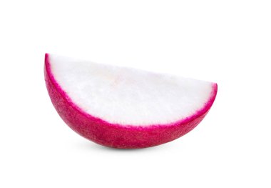 Beyaz arkaplanda kırmızı turpu dilimle