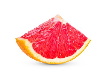 Beyaz arka planda izole edilmiş olgun bir dilim pembe greyfurt turunçgil meyvesi. tam alan derinliği
