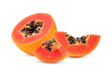Yarım olgun papaya meyvesi ve beyaz arka planda izole edilmiş tohumlar.