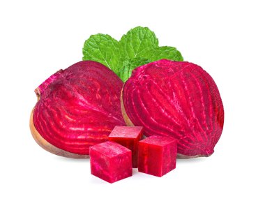 Pancar kökü beyaz arka planda izole edilmiş. tam alan derinliği