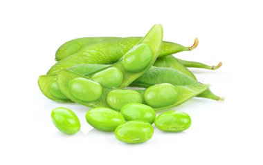 Tahta kaşıktaki yeşil soya fasulyesi beyaz arka planda izole edilmiş.