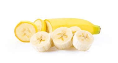 Beyaz arkaplanda izole edilmiş muz dilimi