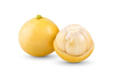 Burma üzümü (Baccaurea ramiflora) beyaz arka planda izole edilmiştir