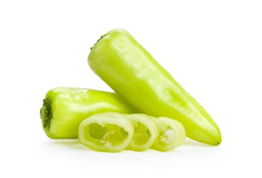 yeşil biberler beyaz arkaplanda izole