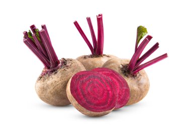 Beyaz arkaplanda yaprakları izole pancar kökü