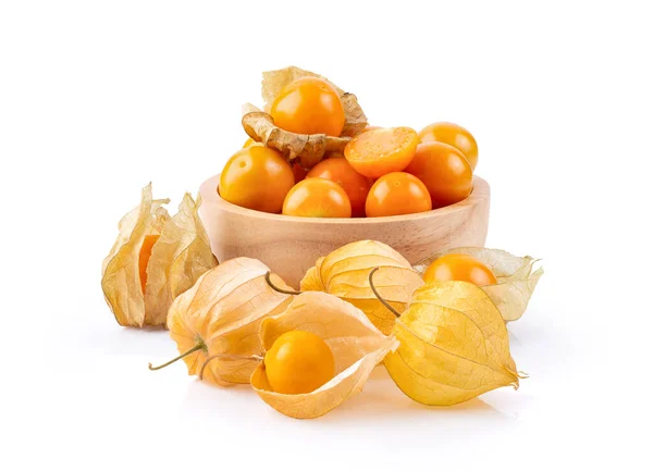 Cape Gooseberry Dalam Mangkuk Kayu Terisolasi Pada Latar Belakang Putih — Stok Foto