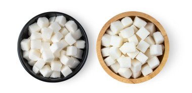 Beyaz arka planda izole edilmiş bir kasede küp şeker. en üstteki görünüm