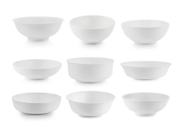 Beyaz arka planda izole edilmiş beyaz kase seti