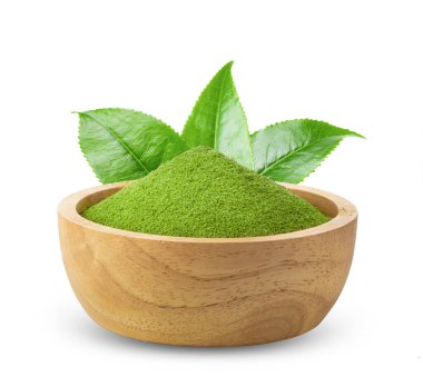 Beyaz arka planda ahşap kasede hazır kibrit yeşil çay