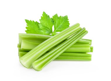 Beyaz arkaplanda izole edilmiş taze kereviz