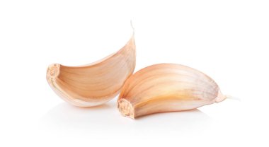 Beyaz arkaplanda sarımsak izole edilmiş.