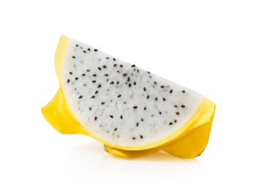 Beyaz arka planda yarı sarı ejderha meyvesi