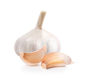 Beyaz arkaplanda sarımsak izole edilmiş.
