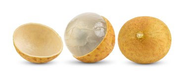 Beyaz arka planda izole edilmiş taze Longan. tam alan derinliği