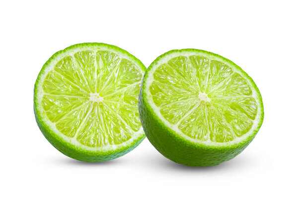 Сочный кусок лайма изолирован на белом фоне