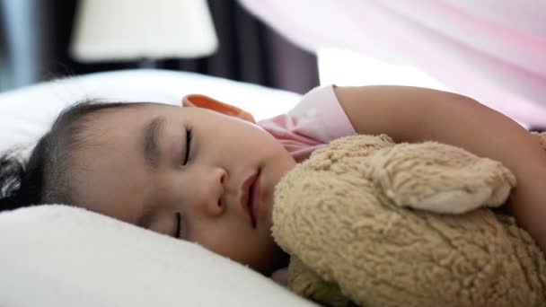 Close Lindo Asiático Bebé Chica Durmiendo Cama Madre Poniendo Manta — Vídeos de Stock