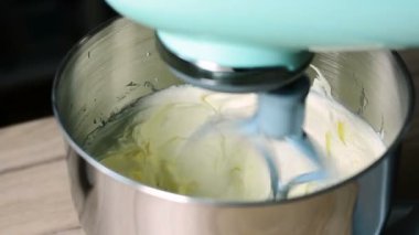 Kek ve kurabiye yapmak için tereyağı karıştırma standı