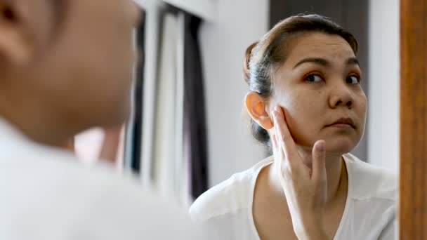 亚洲中年妇女照镜子中的皱纹 — 图库视频影像