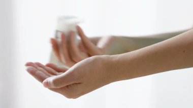 Ellerini yıkamak için sıvı el dezenfektanı, virüsü ve bakterileri önlemek için el dezenfektanı, elleri temizlemek için el dezenfektanı, Coronavirüs Covid-19, sağlık konsepti.