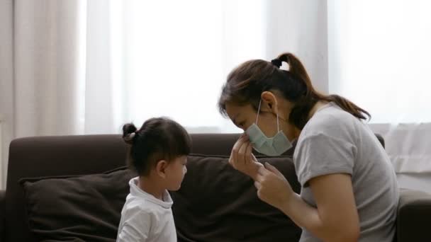 Mutter Trägt Maske Für Tochter Virus Verhindern Konzept Des Coronavirus — Stockvideo