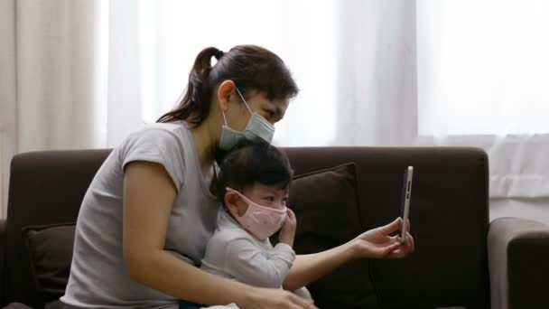 Moeder Dochter Dragen Een Masker Met Een Telefoon Een Videogesprek — Stockvideo