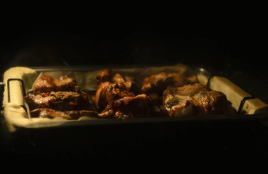 Tavuk eti pişirme bir tepsi fırında pişirilir. Gıda fotoğraf.