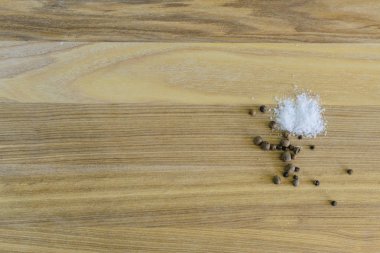 Tuz ve biber bezelye bir mutfak ahşap tahta üzerinde alanı kopyalayın. Fotoğraf.