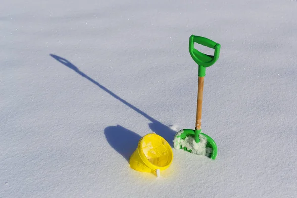 Schaufel Und Eimer Für Kinder Tiefen Sauberen Schnee Foto — Stockfoto