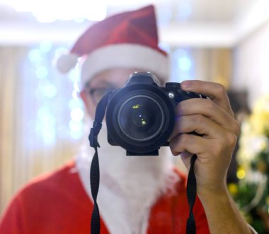 Portre Noel Baba DSLR kamerasıyla fotoğraf çekiyor. Tatil fotoğrafı..