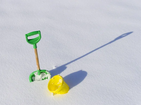 Schaufel Und Eimer Tiefen Klaren Schnee Eine Lange Schatten Vorlage — Stockfoto