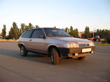 Mor eski araba hatchback yarısı görünümü açın. Dış otomatik fotoğraf.