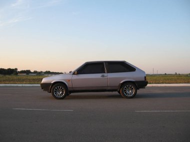 Retro sıcak hatchback araba yan görünüm sokak manzarası günbatımı üzerinde. Dış otomatik fotoğraf.