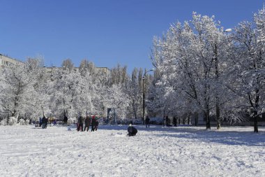 Kış manzara Bahçesi şehir içinde saf kar oyun çocuk fotoğraf