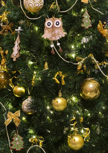 Holzeule Und Pelztierchen Auf Dem Weihnachtsbaum Vertikales Foto Urlaubsfoto — Stockfoto