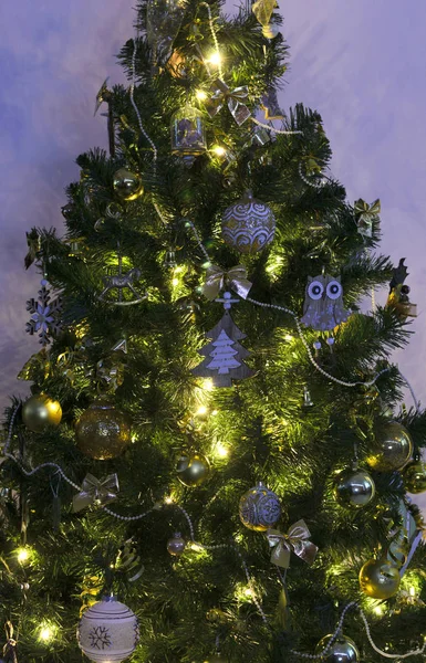 Weihnachtsbaum Mit Spielzeug Mit Leuchtenden Girlanden Halbdunkel Urlaubsfoto — Stockfoto