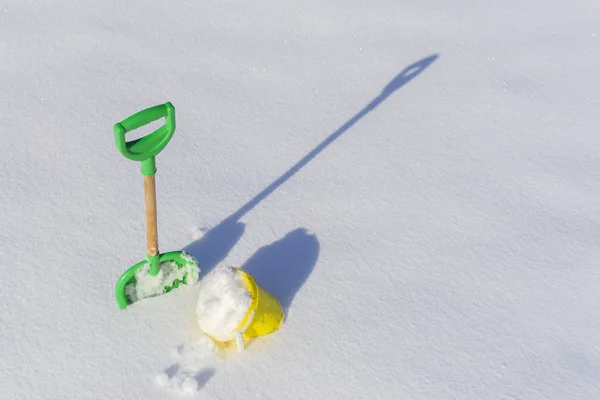 Kinder Schaufel Und Eimer Mit Schatten Auf Neuschnee Kopieren Space — Stockfoto