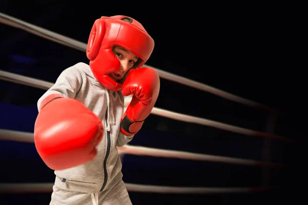 Joven Boxeador Haciendo Boxeo Sombras Dentro Ring Practicar Movimientos Estudio —  Fotos de Stock