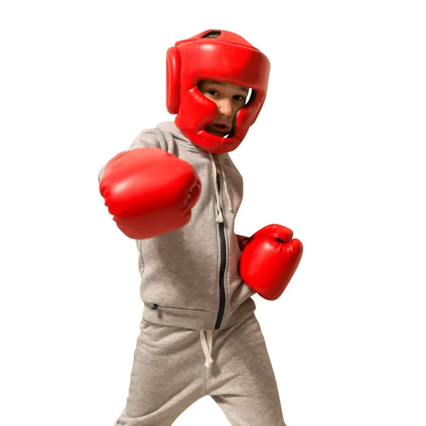 Sportig pojke gör boxning övningar, vilket gör direkt träff. Bild på y — Stockfoto